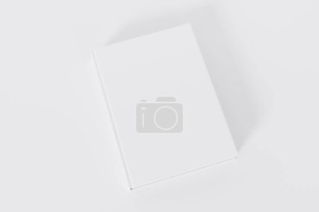 Téléchargez les photos : Livres blancs fermés isolés sur fond blanc avec espace de copie - en image libre de droit