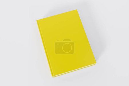 Téléchargez les photos : Livres jaunes fermés isolés sur fond blanc avec espace de copie - en image libre de droit