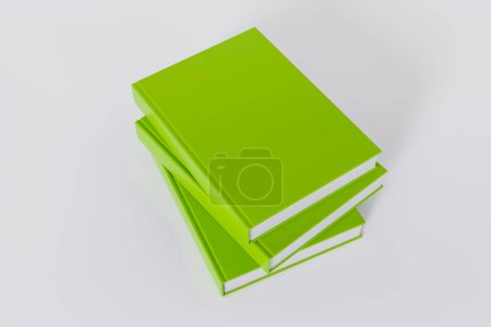 Téléchargez les photos : Pile de livres verts fermés isolés sur fond blanc avec espace de copie - en image libre de droit