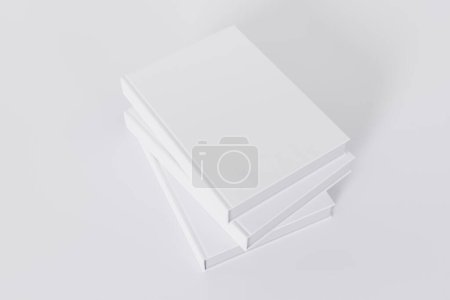 Téléchargez les photos : Pile de livres blancs fermés isolés sur fond blanc avec espace de copie - en image libre de droit