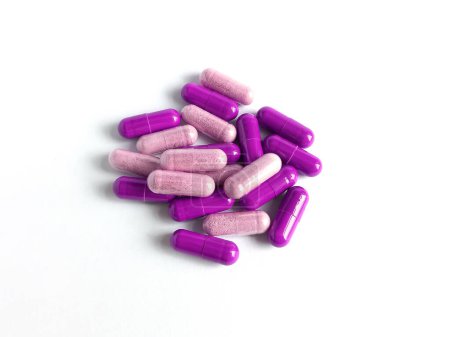 Téléchargez les photos : Rose pilules médecine guérison santé silymarine silybum marianum foie détoxification capsules - en image libre de droit