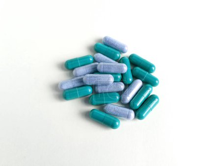 Téléchargez les photos : Turquoise pilules médecine guérir santé silymarine silybum marianum foie détoxification capsules - en image libre de droit