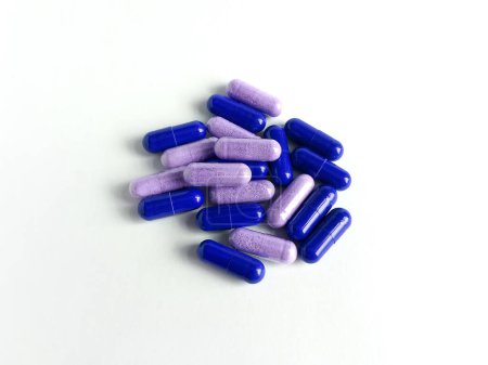Téléchargez les photos : Pilules bleues médecine guérir la santé silymarine silybum marianum foie détoxification capsules - en image libre de droit