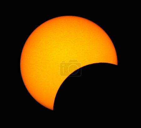 Téléchargez les photos : Éclipse solaire partielle prise en 2020 - en image libre de droit