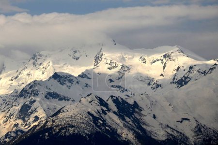 Téléchargez les photos : Vue sur les montagnes du Caucase couvertes de neige, Mestia, Gerogia. Montagnes enneigées. - en image libre de droit