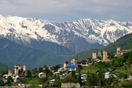 Foto de Vista de la ciudad de Mestia en Georgia con montañas nevadas del Cáucaso en el fondo. Europa. - Imagen libre de derechos