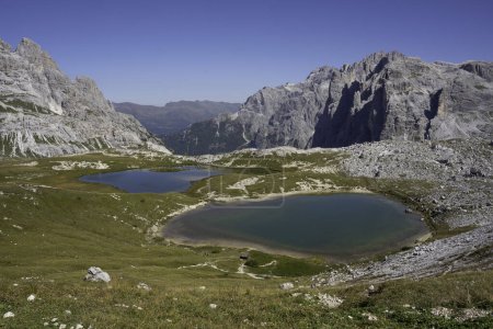 Téléchargez les photos : Laghi dei piani. Deux beaux lacs bleus près de Dreizinnenhtte, Tre Cime di Lavaredo, Dolomites, Italie, Europe. Montagne lacs Piani. - en image libre de droit