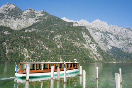 Ein Boot segelt auf dem Knigssee, Schnau am Knigssee, Österreich, Europa.
