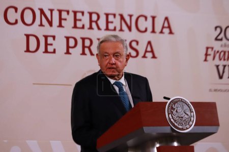 Téléchargez les photos : 16 août 2023 à Mexico, Mexique : Le président du Mexique Andres Manuel Lopez Obrador prend la parole lors de la conférence du matin devant les journalistes au palais national - en image libre de droit