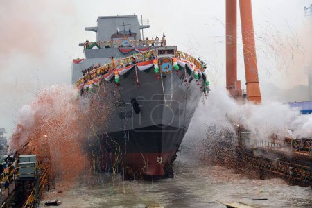 Téléchargez les photos : 17 août 2023, Kolakata, Inde : Les employés de Garden Reach Shipbuilders and Engineers (GRSE) célèbrent le lancement par le président indien Droupadi Murmu (non illustré) de l'INS Vindhyagiri, le dernier de la série de trois frégates P17 - en image libre de droit