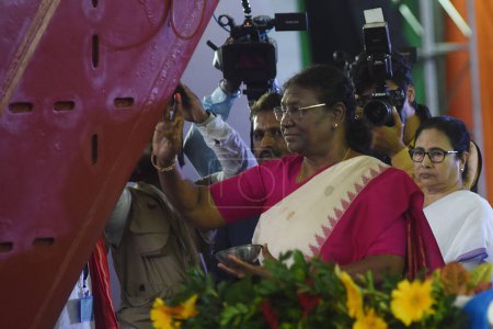 Téléchargez les photos : 17 août 2023, Kolakata, Inde : Le président indien Droupadi Murmu assiste à un rituel traditionnel pour lancer l'INS Vindhyagiri et regarder l'État du Bengale Occidental CM Mamata Banerjee, le dernier de la série de trois frégates P17 - en image libre de droit