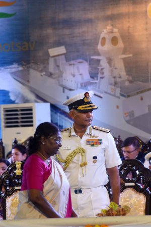 Téléchargez les photos : 17 août 2023, Kolakata, Inde : Le président indien Droupadi Murmu et le chef de l'état-major naval R. Hari Kumar, PVSM, AVSM, VSM assistent à un rituel traditionnel pour lancer l'INS Vindhyagiri, le dernier de la série de trois frégates P17 - en image libre de droit