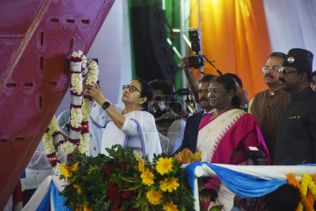 Téléchargez les photos : 17 août 2023, Kolakata, Inde : Le ministre en chef du Bengale occidental, Mamata Banerjee, place une guirlande sur la proue de l'INS Vindhyagiri, un nouveau navire de guerre pour la marine indienne, à Kolkata, en Inde - en image libre de droit