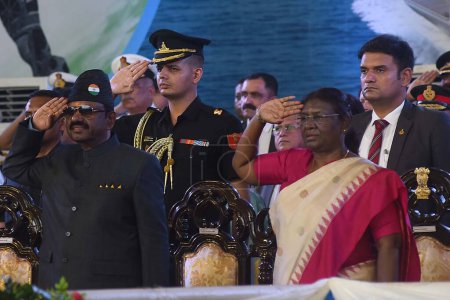 Téléchargez les photos : 17 août 2023, Kolakata, Inde : Le président de l'Inde, Droupadi Murmu, et le gouverneur C. V. Anand Bose au lancement de INS Vindhyagiri, un nouveau navire de guerre pour la marine indienne, à Kolkata, en Inde - en image libre de droit
