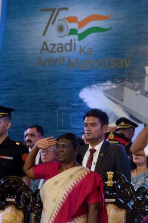 Téléchargez les photos : 17 août 2023, Kolakata, Inde : Le président de l'Inde, Droupadi Murmu, au lancement de l'INS Vindhyagiri, un nouveau navire de guerre pour la marine indienne, à Kolkata, en Inde - en image libre de droit