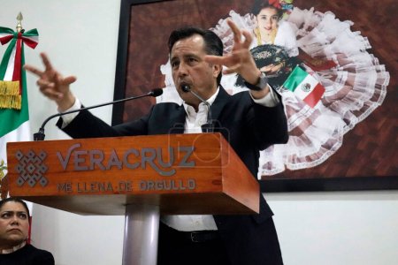 Téléchargez les photos : 16 août 2023, Mexico, Mexique : Le gouverneur de l "État de Veracruz, Cuitlahuac Garcia Jimenez et le président magistrat de la magistrature de l" État de Veracruz, Lisbeth Jimenez Aguirre lors d'une conférence de presse à la Maison du Rep - en image libre de droit