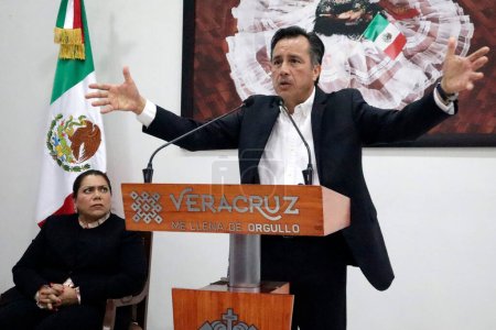 Téléchargez les photos : 16 août 2023, Mexico, Mexique : Le gouverneur de l "État de Veracruz, Cuitlahuac Garcia Jimenez et le président magistrat de la magistrature de l" État de Veracruz, Lisbeth Jimenez Aguirre lors d'une conférence de presse à la Maison du Rep - en image libre de droit
