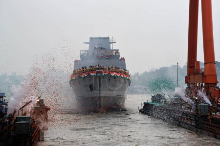 Foto de Agosto 17,2023, Kolakata, India: Empleados de Garden Reach Shipbuilders and Engineers (GRSE) celebran como presidente indio Droupadi Murmu (no en la foto) lanzar el INS Vindhyagiri, el último de la serie de tres fragatas P17 - Imagen libre de derechos