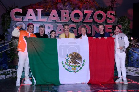 Photo for March 29, 2023, Mexico City, Mexico: (L-R) Jeremy Latcham, Sophia Lillis,Hugh Grant, Chris Pine and Director Jonathan Goldstein pose with the Mexican flag during  the  the Dungeons and Dragons: Honor Among Thieves film premiere at Cinepolis Plaza - Royalty Free Image