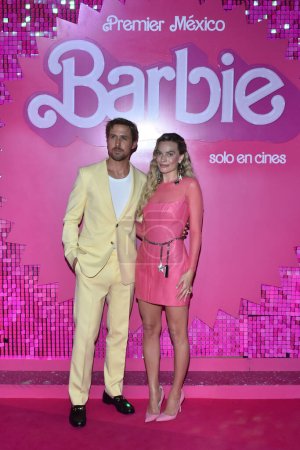 Téléchargez les photos : 6 juillet 2023, Mexico, Mexique : Ryan Gosling et Margot Robbie assistent au tapis rose pour Barbie au Toreo Parque Central. le 6 juillet 2023 à Mexico, Mexique. (Photo Carlos Tischler / Eyepix Group) - en image libre de droit