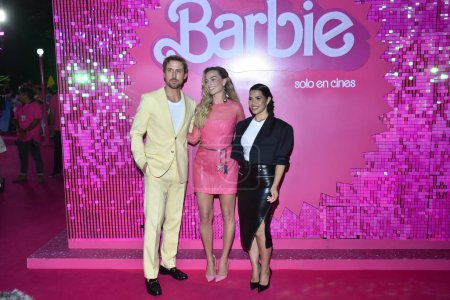 Foto de 6 de julio de 2023, Ciudad de México, México: (L-R) Ryan Gosling, Margot Robbie y America Ferrera asisten a la alfombra rosa de Barbie en Toreo Parque Central. el 6 de julio de 2023 en Ciudad de México, México. (Foto de Carlos Tischler / Eyepix Group) - Imagen libre de derechos