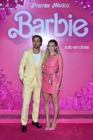 Téléchargez les photos : 6 juillet 2023, Mexico, Mexique : Ryan Gosling et Margot Robbie assistent au tapis rose pour Barbie au Toreo Parque Central. le 6 juillet 2023 à Mexico, Mexique. (Photo Carlos Tischler / Eyepix Group) - en image libre de droit