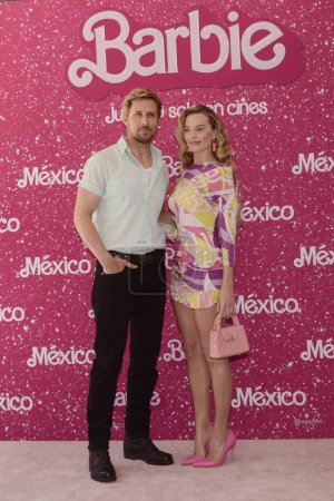 Téléchargez les photos : 7 juillet 2023, Mexico, Mexique : Ryan Gosling et Margot Robbie posent pour des photos lors du film "Barbie" Photocall au Mexico City Four Sason Hotel. le 7 juillet 2023 à Mexico, Mexique. (Photo Carlos Tischler / Eyepix Group) - en image libre de droit