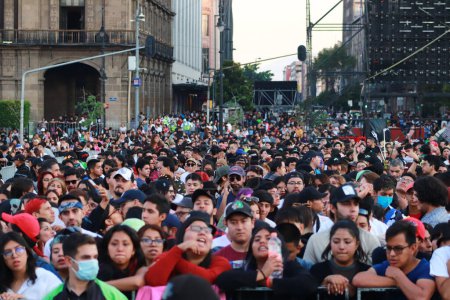 Téléchargez les photos : 28 avril 2023 à Mexico, Mexique : Des milliers de fans de la chanteuse de musique urbaine espagnole, Rosalia, assistent au Zocalo de Mexico pour profiter du concert gratuit. Le 28 avril 2023 à Mexico, Mexique. (Photo Carlos Santiago / Eyepix Group) - en image libre de droit