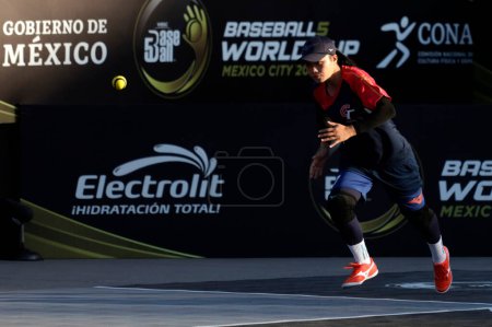 Foto de 9 de noviembre de 2022, Ciudad de México, México: Jugadores chinos de Taipei en acción contra jugadores de Kenia durante el partido Kenia vs China Taipei Baseball 5 como parte de la Copa Mundial de Béisbol 5 - Imagen libre de derechos