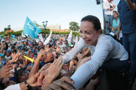 Foto de 11 de agosto de 2023, Maracaibo, Venezuela: María Corina Machado, buque insignia del partido Vente Venezuela, saluda a sus partidarios después de su discurso en un mitin para la candidatura presidencial en las próximas elecciones en Venezuela - Imagen libre de derechos