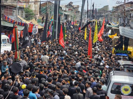 Téléchargez les photos : 29 juillet 2023, à Srinagar, Inde : Des chiites musulmans en deuil participent à une procession religieuse le dixième jour de l'Ashura au mois islamique de Muharram, le 29 juillet 2023 à Srinagar, Inde - en image libre de droit