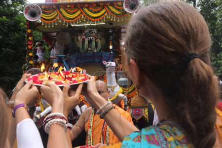 Téléchargez les photos : 28 juin 2023, Kolkata, Inde : Des dévots russes et ukrainiens participent au festival Iskcon Jagannath Rath Yatra - en image libre de droit