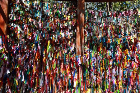 Foto de 24 de mayo de 2023 en Cancún, México: Vista general de las cintas dejadas por los fieles a María Desatadora de Nudos en agradecimiento por sus peticiones y milagros cumplidos en el santuario ubicado en la selva de Cancún - Imagen libre de derechos