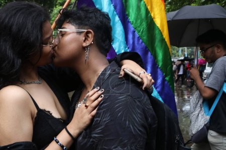 Téléchargez les photos : 25 juin 2023, Kolkata, Inde : Des membres et des partisans de la communauté LGBTQ réclament le drapeau arc-en-ciel alors qu'ils participent au défilé annuel de la fierté LGBTQ. le 25 juin 2023 à Kolkata, Inde - en image libre de droit