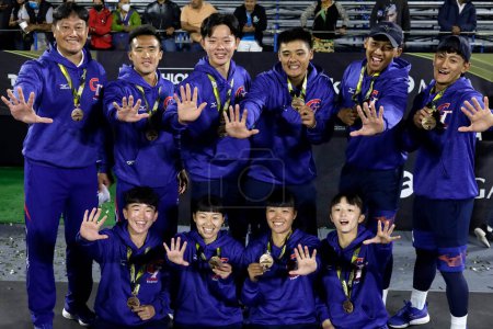 Téléchargez les photos : 12 novembre 2022, Mexico, Mexique : L'équipe du Taipei chinois reçoit la médaille de bronze lors de la cérémonie de remise des prix de la Coupe du monde de baseball 5 - en image libre de droit