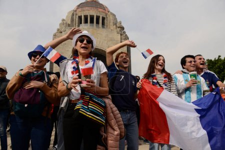 Foto de 18 de diciembre de 2022, Ciudad de México, México: Aficionados franceses asisten al Fan Fest de la FIFA en el Monumento a la Revolución para apoyar a su equipo en la final de la Copa Mundial de la FIFA contra el equipo argentino - Imagen libre de derechos