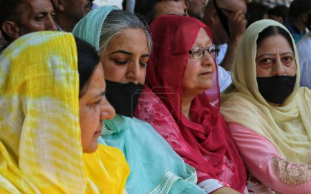 Foto de 12 de julio de 2023, Srinagar Cachemira, India: Las trabajadoras del Comité del Congreso de Jammu y Cachemira Pradesh (JKPCC) organizan una protesta silenciosa (Maun Satyagaraha) en la sede del Congreso en Srinagar. Congreso celebrado en todo el país un día 'Maun Satyagra' - Imagen libre de derechos