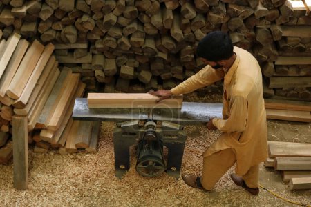 Téléchargez les photos : 12 juin 2023, Srinagar Cachemire, Inde : Un ouvrier rabat des planches pour les chauves-souris GR8 dans une unité de fabrication à Sangam, à quelque 38 kilomètres au sud de Srinagar - en image libre de droit