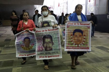 Foto de 25 de julio de 2023, Ciudad de México, México: Madres y familiares de los 43 estudiantes de la Normal de Ayotzinapa en el VI Informe del caso Iguala, en el Centro Cultural Universitario Tlatelolco de la Ciudad de México, en la Ciudad de México - Imagen libre de derechos