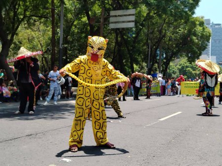 Foto de 9 de agosto de 2023, Ciudad de México, México: Varias organizaciones indígenas participan en el Desfile de Mega Calenda en el Día Internacional de los Pueblos Indígenas en la avenida Reforma en la Ciudad de México. el 9 de agosto de 2023 en Ciudad de México, México - Imagen libre de derechos