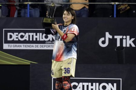 Téléchargez les photos : 12 novembre 2022, Mexico, Mexique : Ayako Rokkaku, du Japon, remporte le titre de joueuse par excellence et de meilleure entraîneure lors de la Coupe du monde de baseball 5 - en image libre de droit
