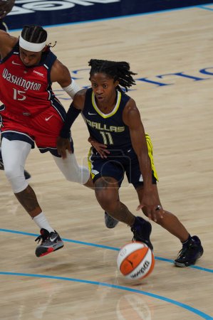 Foto de 28 de julio de 2023, Arlington, Texas, Estados Unidos: Dallas Wings guarda Crystal Dangerfield en acción durante el partido de la WNBA entre los Dallas Wings y los Washington Mystics en College Park Center - Imagen libre de derechos
