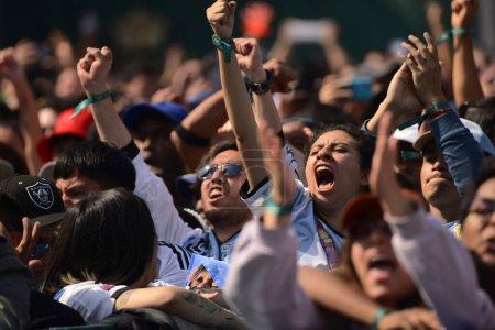Foto de 18 de diciembre de 2022, Ciudad de México, México: Aficionados argentinos celebran a Argentina como nuevo Campeón Mundial de la Copa Mundial de la FIFA en el Fan Fest de la FIFA en el Monumento a la Revolución - Imagen libre de derechos