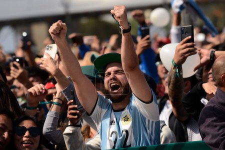 Téléchargez les photos : 18 décembre 2022, Mexico, Mexique : les fans argentins célèbrent l'Argentine en tant que nouveau champion du monde de la Coupe du monde de la FIFA au Fan Fest de la FIFA au Monument à la Révolution - en image libre de droit