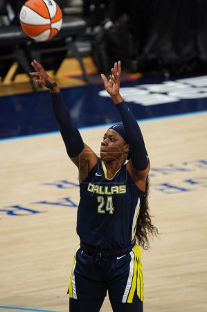 Foto de 28 de julio de 2023, Arlington, Texas, Estados Unidos: El guardia de Dallas Wings Arike Ogunbowale lanza un tiro libre durante el partido de la WNBA entre Dallas Wings y los Washington Mystics en College Park Center - Imagen libre de derechos