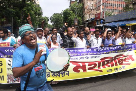 Foto de 25 de junio de 2023, Kolkata, India: Empleados del Gobierno del Estado gritan consignas durante una manifestación de protesta contra el Gobierno del Estado mientras se niegan a unirse al deber electoral sin la fuerza central antes de las próximas elecciones de Panchayat - Imagen libre de derechos