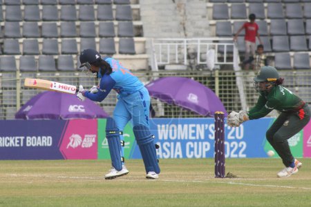 Téléchargez les photos : 7 octobre 2022, Sylhet, Bangladesh : L'équipe féminine Smriti Mandhana de l'Inde envoyée à travers le côté jambe contre l'équipe féminine du Bangladesh lors de la Coupe d'Asie T20 de cricket féminin 2022 au Sylhet International Cricket Stadium - en image libre de droit