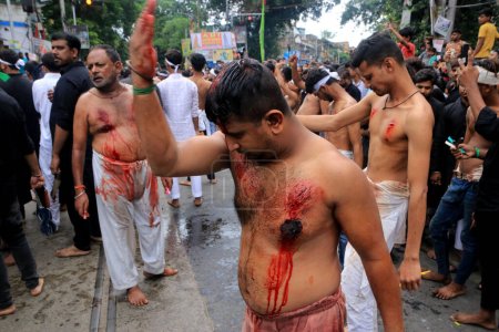 Foto de 29 de julio de 2023, Kolkata, India: Los dolientes musulmanes chiítas se flagelan durante una procesión en el décimo día de Muharram que marca el día de Ashura - Imagen libre de derechos