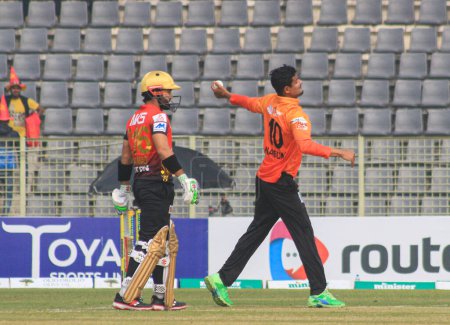 Téléchargez les photos : 28 janvier 2023 à Sylhet-Bangladesh : Le lanceur de bras gauche bangladais NASUM AHMED de l'équipe des Tigers de Khulna lors d'une bagarre contre les Victoriens de Comilla aujourd'hui match au Sylhet International Cricket Stadium - en image libre de droit