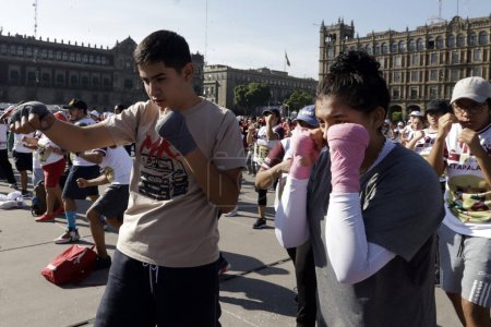 Téléchargez les photos : 17 juin 2023, Mexico, Mexique : Environ 30 000 personnes ont participé à la classe de boxe massive au Zocalo de Mexico - en image libre de droit